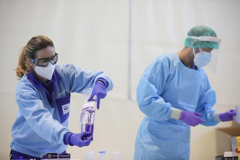 Sanidad notifica 2.400 nuevos casos, 18 muertes y la incidencia se sitúa por debajo de 60