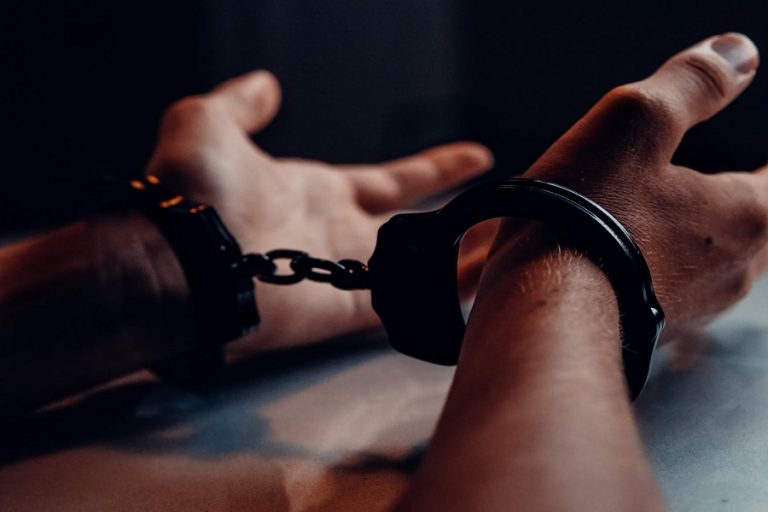 El delito de tráfico de drogas y el de armas, dos delitos que van de la mano