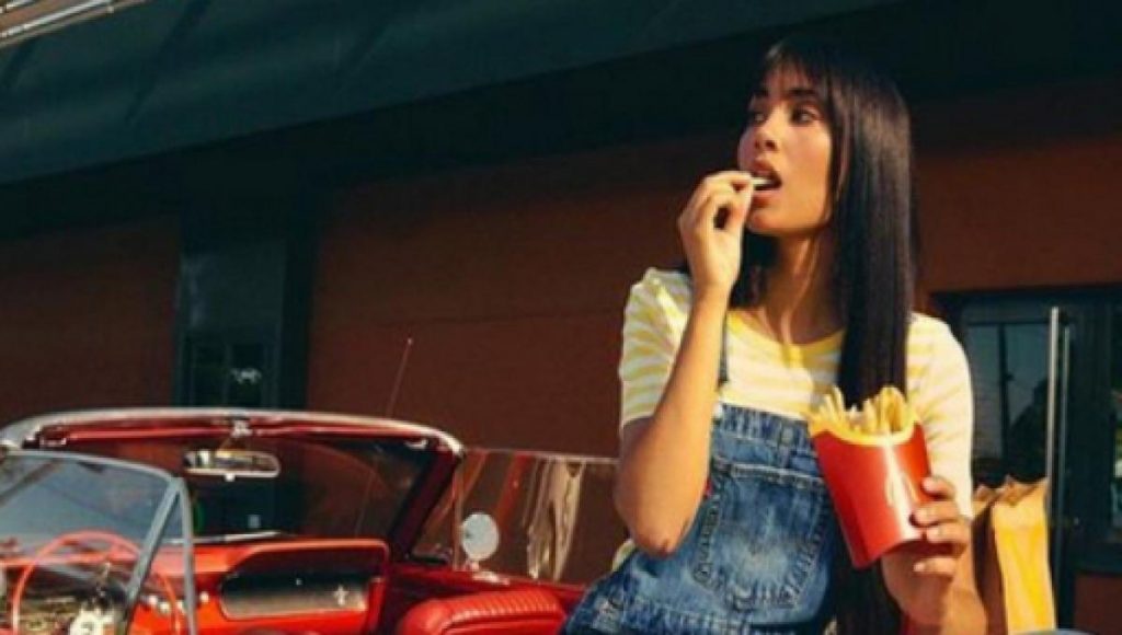 Aitana Comiendo Patatas
