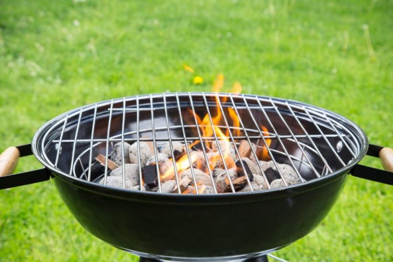 Trucos para limpiar una barbacoa de carbón