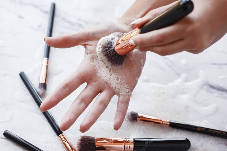 Los trucos para lavar las brochas de maquillaje