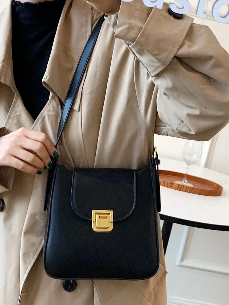 Bolso Baguette Minimalista Con Solapa