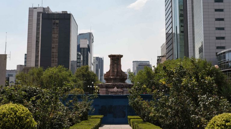 Ciudad de México retira una estatua de Colón para sustituirla por otra en honor a la mujer indígena