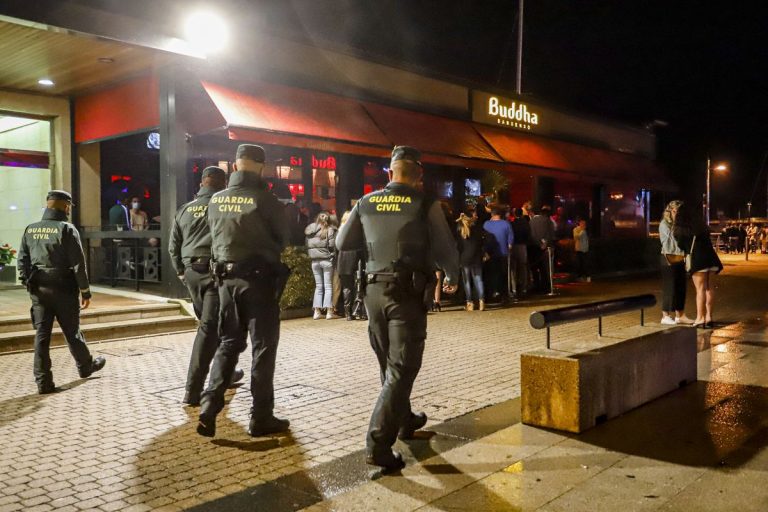 Desalojado con cargas policiales un botellón de 2.000 personas en Santiago