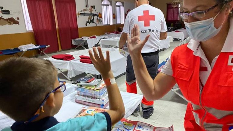 El albergue de Cruz Roja atiende a más de 450 personas evacuadas por la erupción