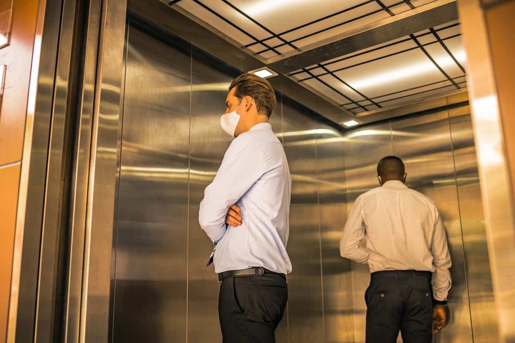 El motivo por el que deberías llevar mascarilla en el ascensor