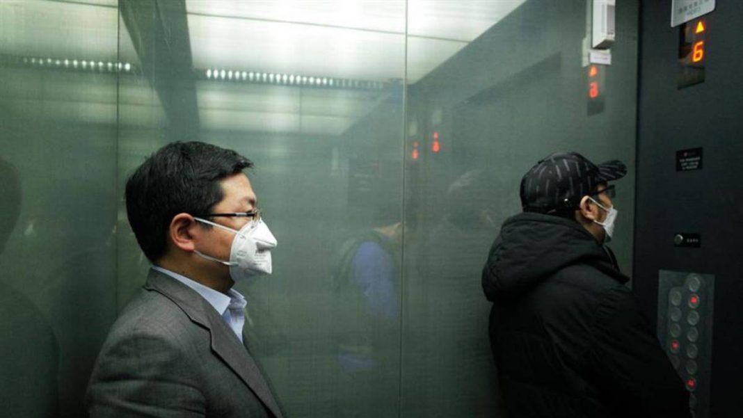 El motivo por el que deberías llevar mascarilla en el ascensor