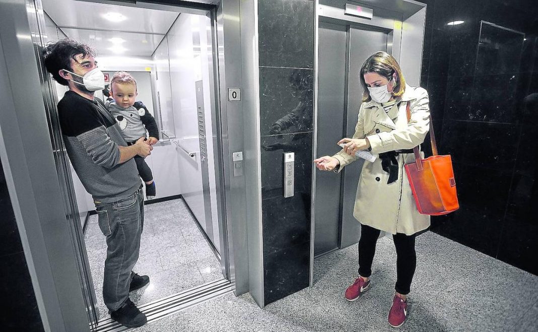 El motivo por el que deberías llevar mascarilla en el ascensor