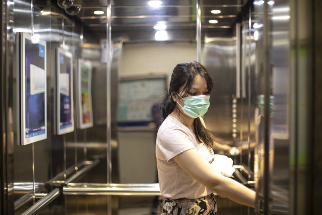 El motivo por el que deberías llevar mascarilla en el ascensor