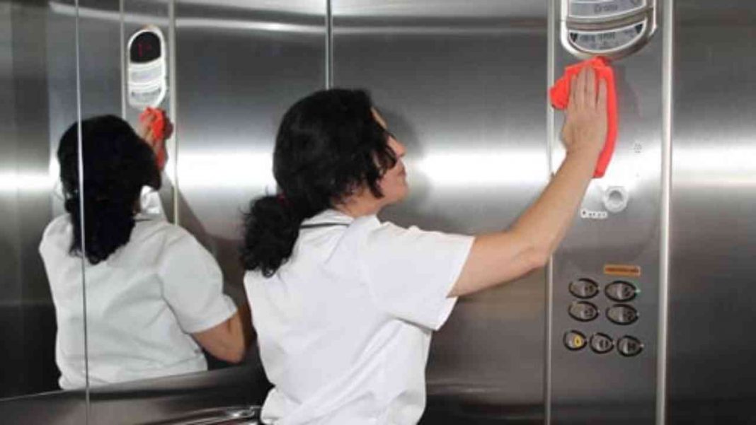 El motivo por el que deberías llevar mascarilla en el ascensor