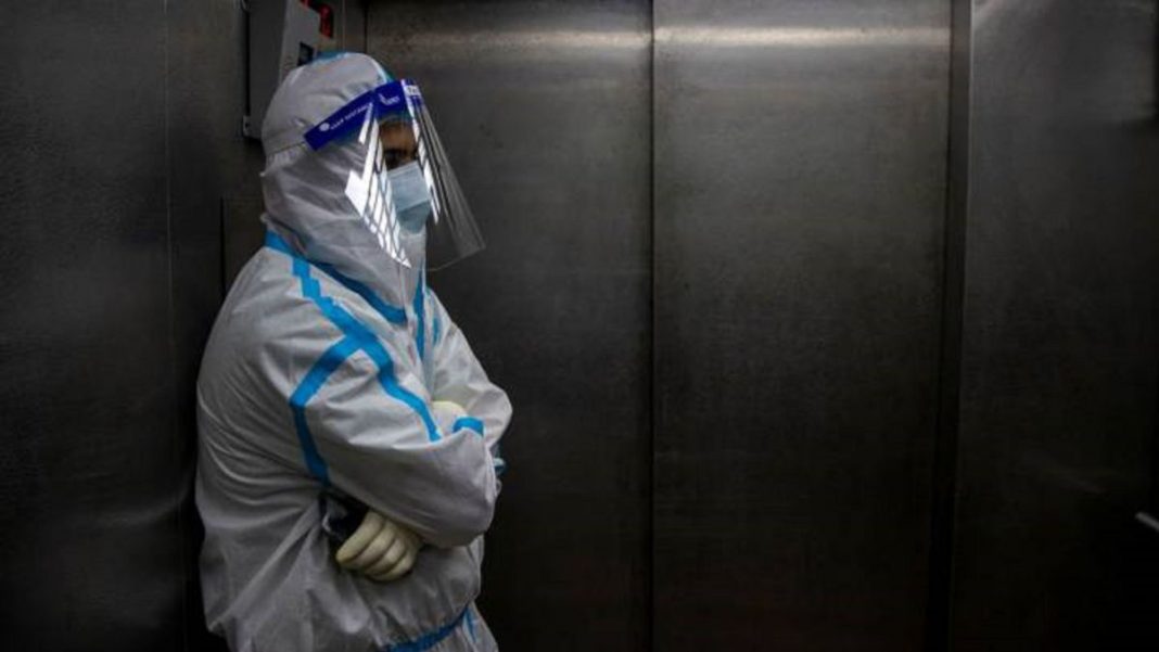 El motivo por el que deberías llevar mascarilla en el ascensor