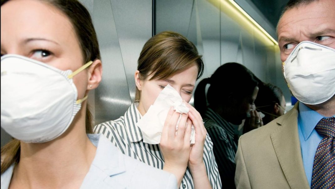 El motivo por el que deberías llevar mascarilla en el ascensor