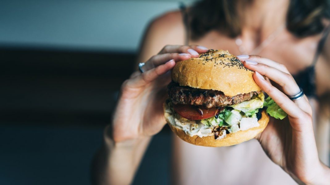 El motivo por el que los que comen comida 'rápida' se deprimen más