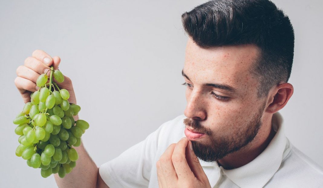 El motivo por el que no debes comer uvas por la noche