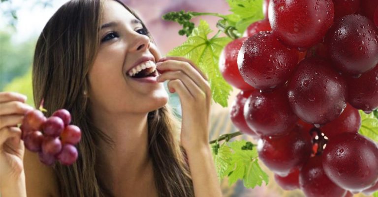 El motivo por el que no debes comer uvas por la noche