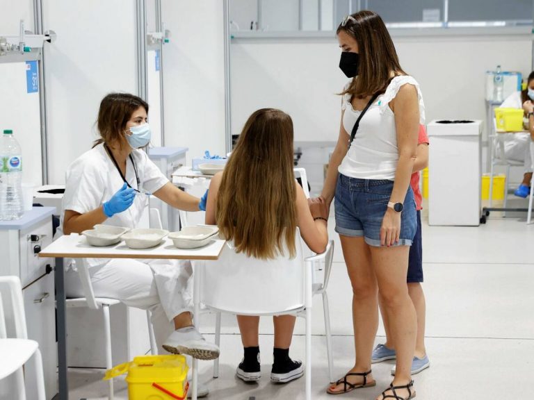 España alcanza el objetivo de tener al 70% de la población con la pauta completa de vacunación