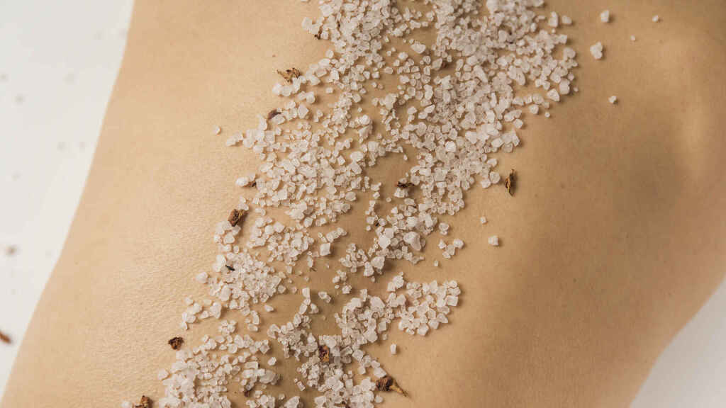 Exfoliantes: ¿de sal o de azúcar? ¿Cuál es mejor?