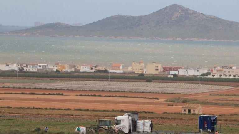 La Asamblea de Murcia concluye que cerrar los regadíos ilegales en el Mar Menor corresponde a la CHS