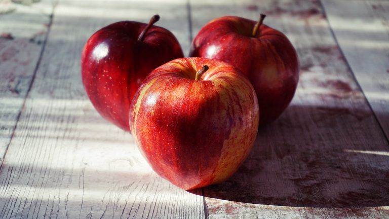 La OCU desvela qué hay detrás de los colores de las manzanas