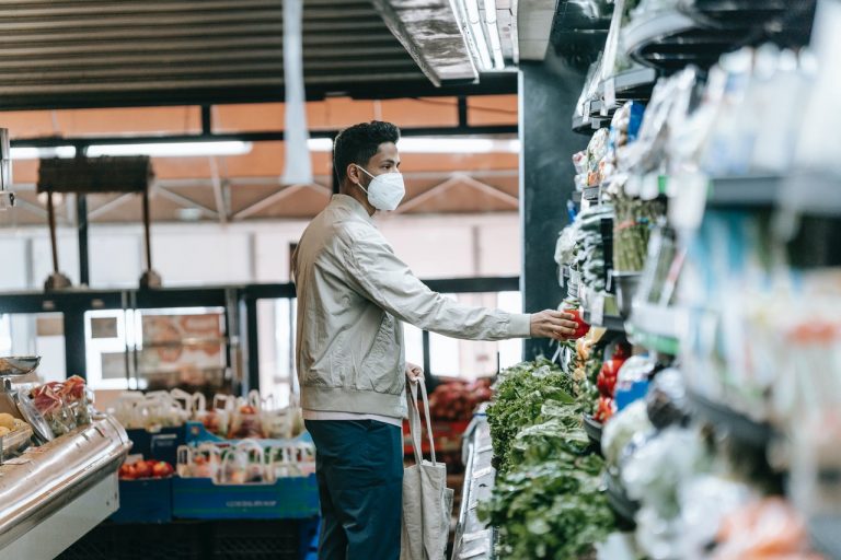 Las bolsas que nunca deberías usar para hacer la compra según la OCU