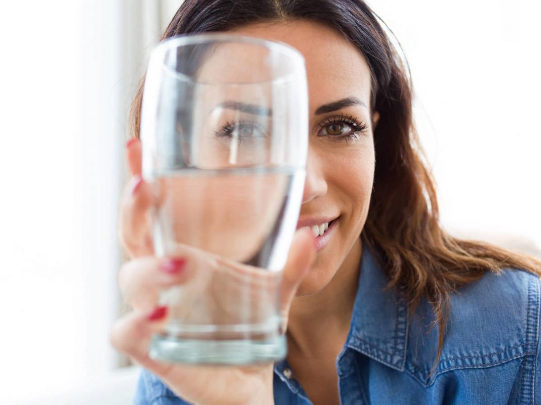 Los motivos por los que debes beber dos litros de agua al día