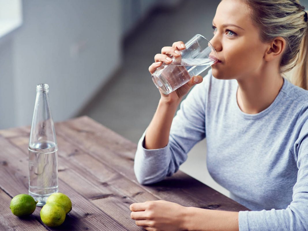 Los motivos por los que debes beber dos litros de agua al día