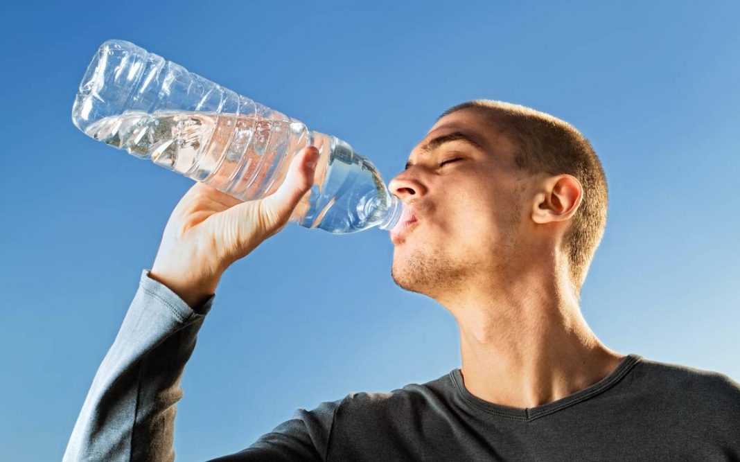 Los motivos por los que debes beber dos litros de agua al día
