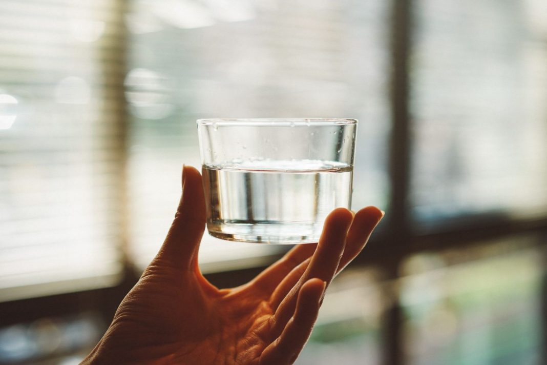 Los motivos por los que debes beber dos litros de agua al día