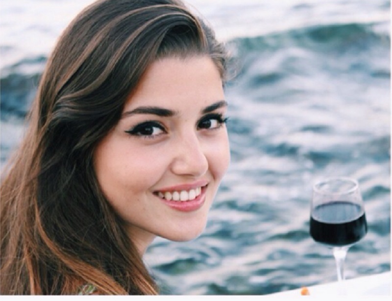 Love Is In The Air: Así Era Hande Erçel Antes De Hacerse Famosa