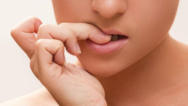 Morderse las uñas puede provocar importantes problemas bucodentales