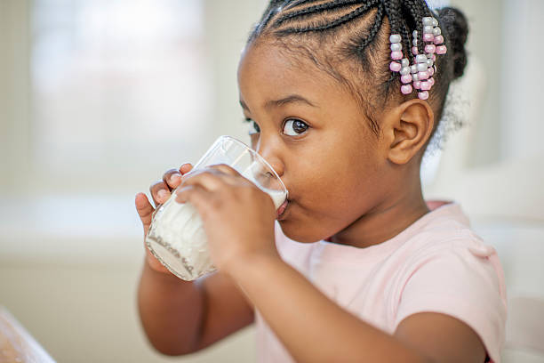 Nina Tomando Leche