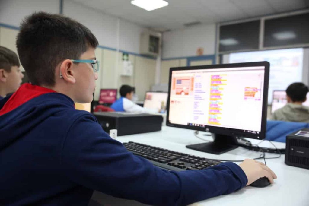 Este es el dinero que te va a costar la vuelta al cole según la OCU 5 Nino en institutos