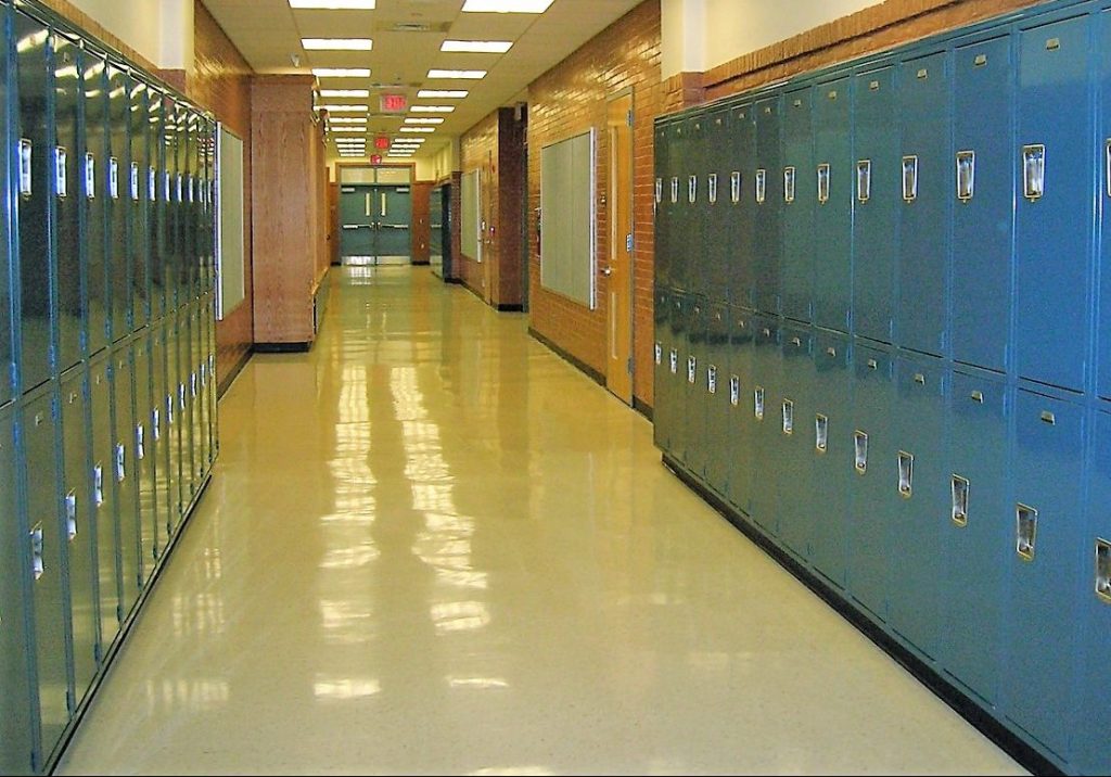 Este es el dinero que te va a costar la vuelta al cole según la OCU 2 Pasillo de instituto