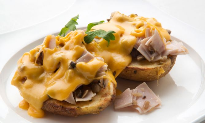 Patatas rellenas de champiñones y pavo con salsa de queso