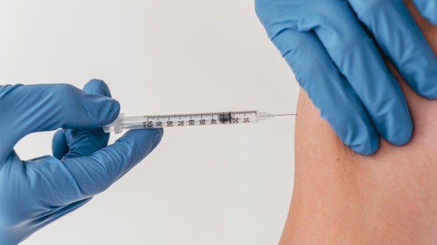 Pfizer: estos son los efectos secundarios de la tercera vacuna