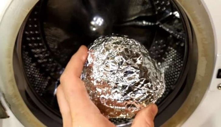 Por qué debes meter bolas de papel de aluminio en la lavadora