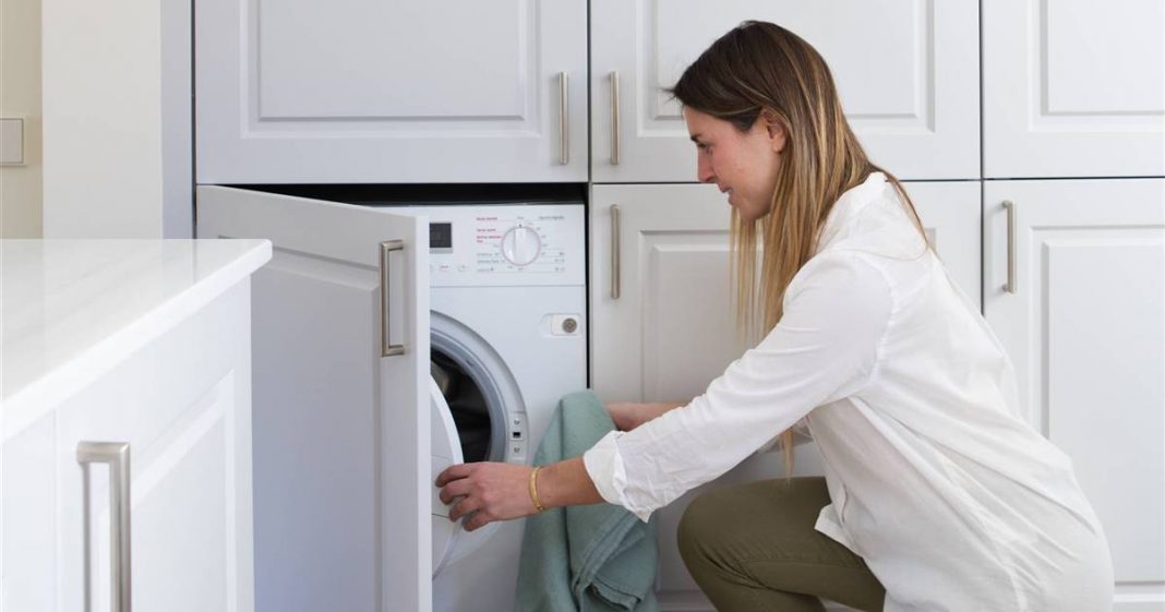 Por qué debes meter bolas de papel de aluminio en la lavadora