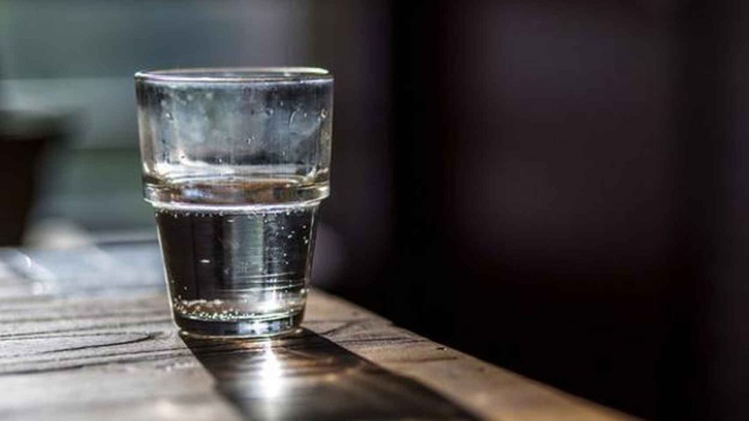 Por qué es bueno beber agua muy fría