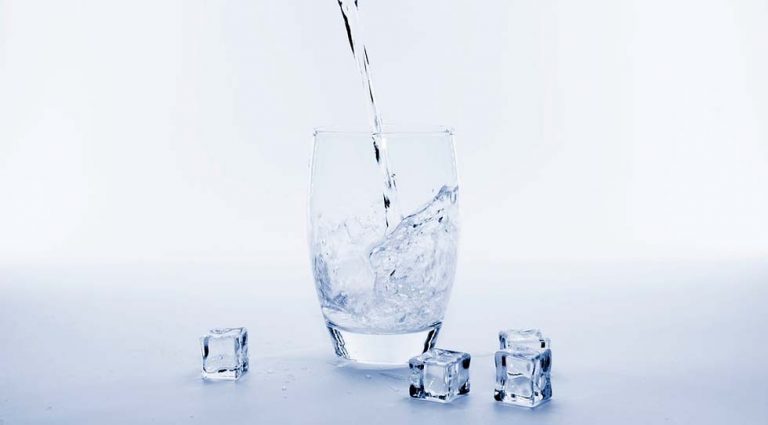 Por qué es bueno beber agua muy fría