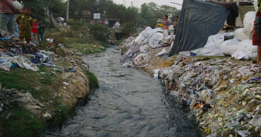 ¿Cuál Es El Impacto Del Poliéster En El Medio Ambiente?