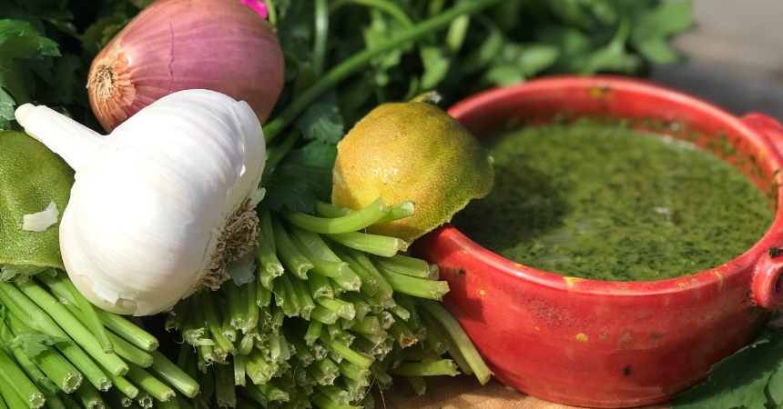 Pollo al chimichurri: los pasos para no estropear esta receta tradicional 6 Moncloa Salsa Chimichurri: la receta tradicional que puedes emular en casa