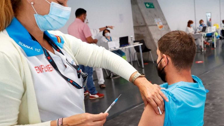 Sanidad notifica 9.639 nuevos casos, 133 muertes y la incidencia desciende a los 177 casos