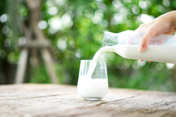 Sirviendo Un Vaso De Leche