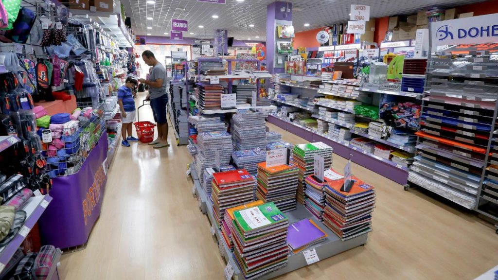 Este es el dinero que te va a costar la vuelta al cole según la OCU 7 Tienda material escolar