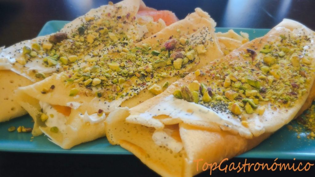 Tortilla Francesa De Salmón Ahumado, Cebollino Y Queso Cremoso
