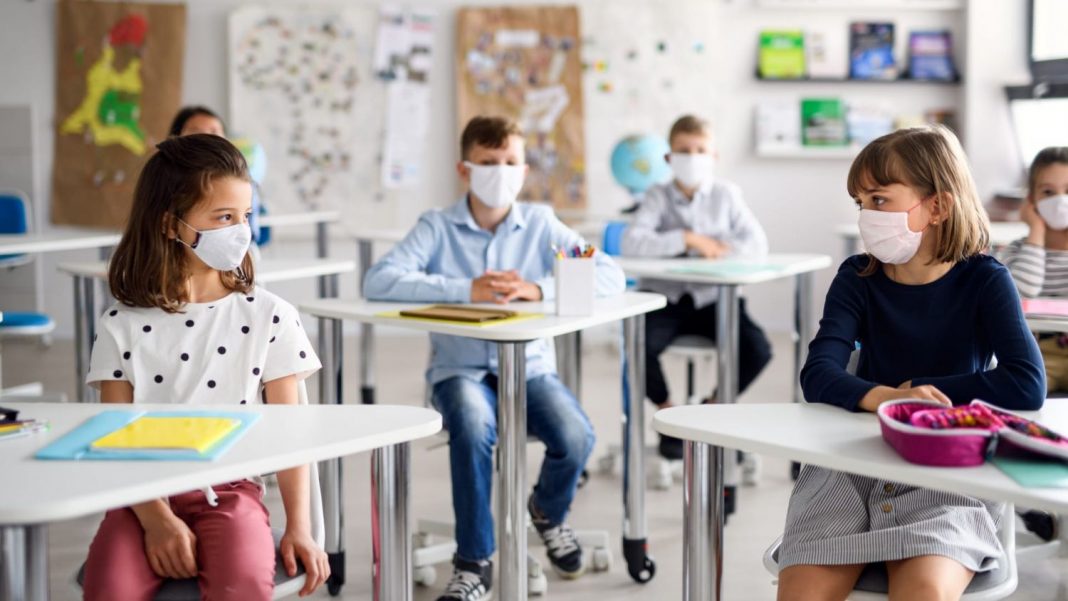 Trucos para que tu hijo no se confunda de mascarilla en el colegio