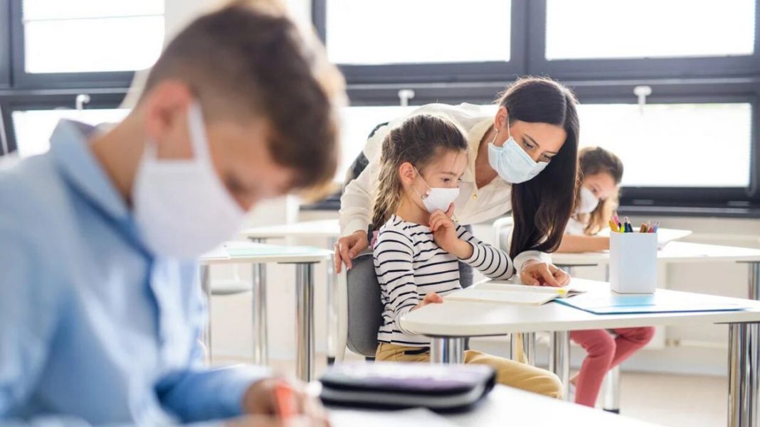 Trucos para que tu hijo no se confunda de mascarilla en el colegio