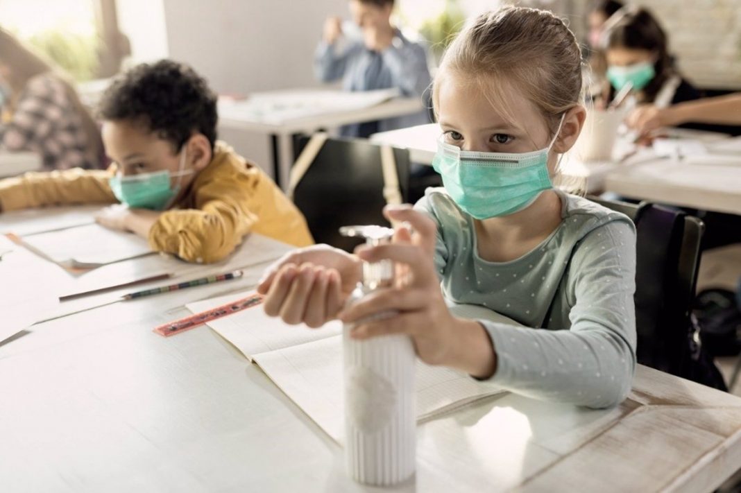 Trucos para que tu hijo no se confunda de mascarilla en el colegio