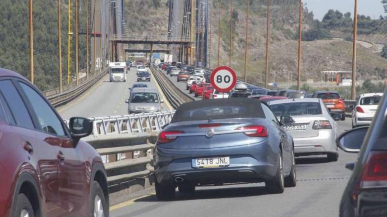 Una colisión múltiple se salda con una persona herida y retenciones en la AP-9 en Vigo