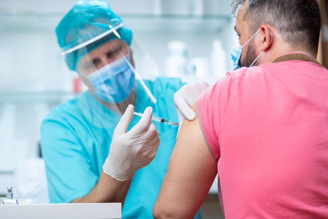 Vacuna contra la gripe: cuándo empieza a ponerse, quién debe hacerlo y cómo funciona